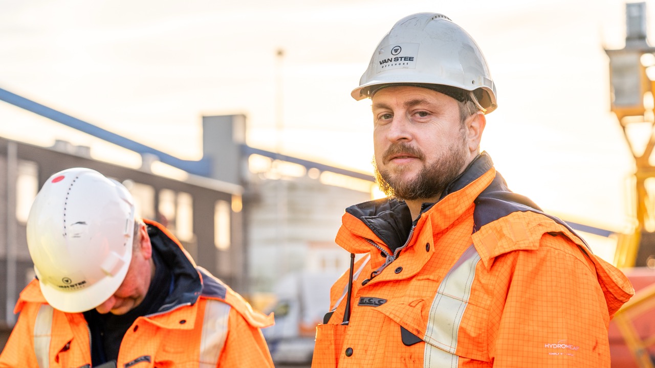 john schouten, eerste stuurman, zwerver 5, zwerver v, werken bij van stee, werken in offshore, banen maritiem